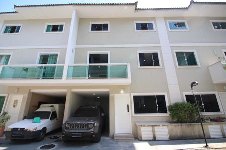 Casa de condomínio à venda com 150m², 4 quartos e 1 vagaFachada