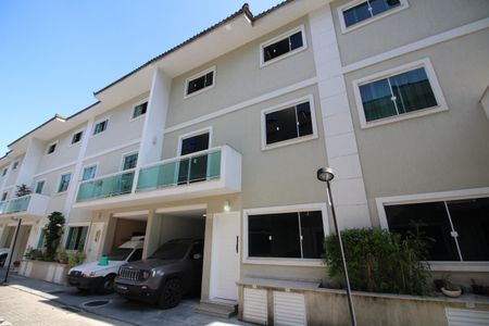 Casa de condomínio à venda com 150m², 4 quartos e 1 vagaFachada