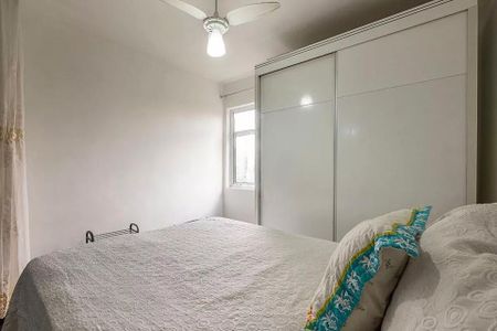 Cama simples com colchão e travesseiro, com uma janela pequena e uma lâmpada acima. de kitnet/studio à venda com 1 quarto, 31m² em Cerqueira César, São Paulo