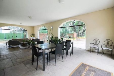 Sala de estar com mesa e cadeiras, janelas grandes e vista para o jardim. de kitnet/studio à venda com 1 quarto, 31m² em Cerqueira César, São Paulo