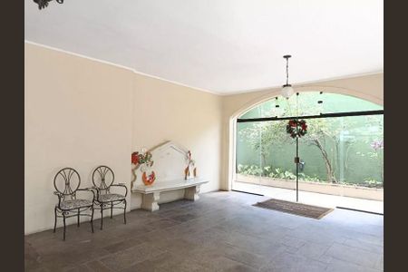 Patio com duas cadeiras e uma mesa branca, com uma vista para o jardim. de kitnet/studio à venda com 1 quarto, 31m² em Cerqueira César, São Paulo