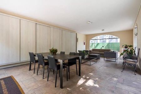 Sala de jantar com mesa e cadeiras, com vista para a cidade. de kitnet/studio à venda com 1 quarto, 31m² em Cerqueira César, São Paulo