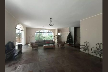 Sala de estar com sofá, mesas e cadeiras, com vista para o jardim e árvores ao fundo. de kitnet/studio à venda com 1 quarto, 31m² em Cerqueira César, São Paulo