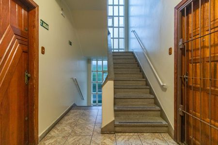 Apartamento à venda com 70m², 2 quartos e sem vagaEscada