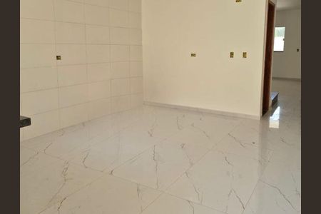 Piso de porcelanato branco com desenho em tons de cinza e marrom, parede branca e iluminação natural. de casa à venda com 3 quartos, 130m² em Vila Prudente, São Paulo