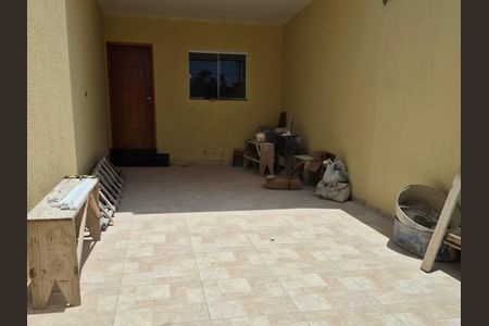 Casa à venda com 130m², 3 quartos e 2 vagas Casa à venda com 130m², 3 quartos e 2 vagasPátio com piso de cerâmica e mobiliário de madeira, com uma janela pequena e iluminação boa.