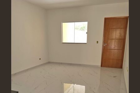 Quarto com piso de porcelanato e porta de madeira, com uma janela pequena e iluminação boa. de casa à venda com 3 quartos, 130m² em Vila Prudente, São Paulo