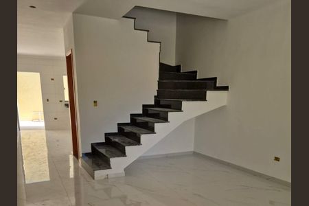 Casa à venda com 130m², 3 quartos e 2 vagas Casa à venda com 130m², 3 quartos e 2 vagasEscada de concreto em um ambiente de construção, com paredes brancas e piso de porcelanato.