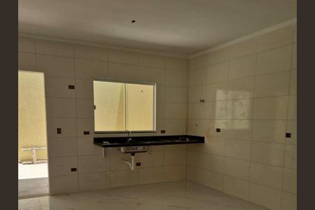 Banheiro com pia e janela, com teto branco e paredes de azulejos brancos. de casa à venda com 3 quartos, 130m² em Vila Prudente, São Paulo
