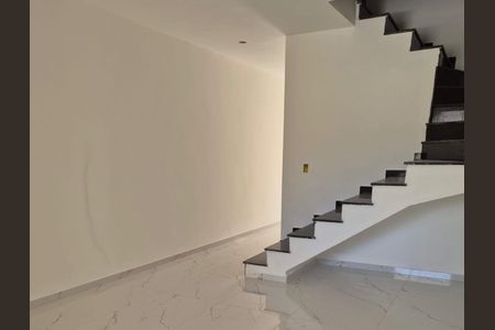 Escada de madeira com degraus de pedra em um ambiente de estilo moderno e minimalista. de casa à venda com 3 quartos, 130m² em Vila Prudente, São Paulo