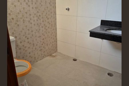 Banheiro com piso de porcelanato, pia de granito e mosaico na parede. de casa à venda com 3 quartos, 130m² em Vila Prudente, São Paulo