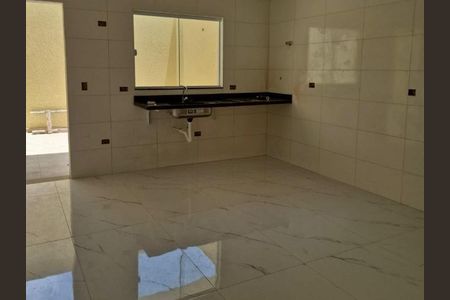 Banheiro com piso de porcelanato e pia de granito, sem geladeira ou fogão. de casa à venda com 3 quartos, 130m² em Vila Prudente, São Paulo