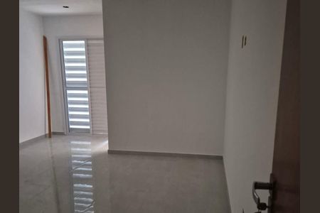 Parede branca com porta de vidro e janelas com persianas de madeira, iluminada por luz natural. de casa à venda com 3 quartos, 130m² em Vila Prudente, São Paulo