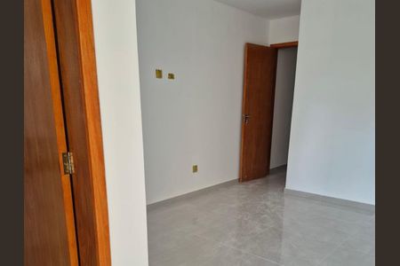 Parede branca com porta de madeira e chão de porcelanato. de casa à venda com 3 quartos, 130m² em Vila Prudente, São Paulo