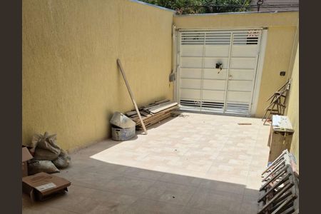 Casa à venda com 130m², 3 quartos e 2 vagas Casa à venda com 130m², 3 quartos e 2 vagasPátio com churrasqueira e mobília simples, com sol iluminando o espaço.