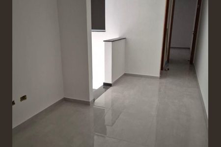 Parede branca e piso de porcelanato branco, com uma pequena mesa branca e uma janela pequena. de casa à venda com 3 quartos, 130m² em Vila Prudente, São Paulo