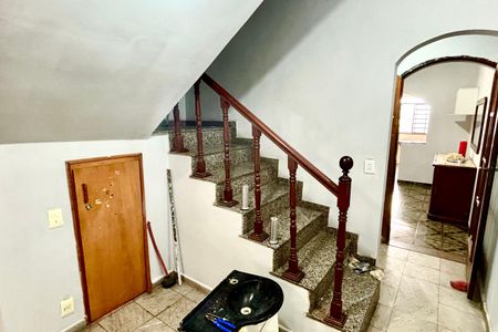 Casa à venda com 420m², 6 quartos e 6 vagas Casa à venda com 420m², 6 quartos e 6 vagasEscada