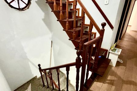 Casa à venda com 420m², 6 quartos e 6 vagas Casa à venda com 420m², 6 quartos e 6 vagasEscada