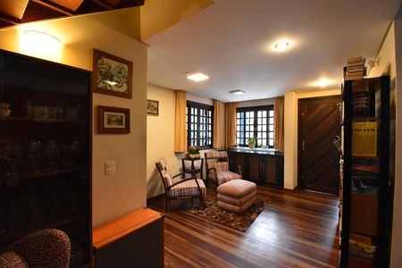 Casa à venda com 330m², 5 quartos e 5 vagasSala