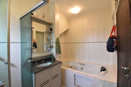 Casa à venda com 330m², 5 quartos e 5 vagasBanheiro da Suíte