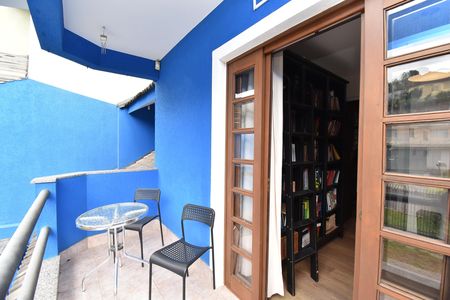 Casa à venda com 330m², 5 quartos e 5 vagasSacada do Quarto 2