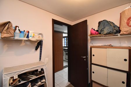 Casa à venda com 330m², 5 quartos e 5 vagasQuarto de Serviço