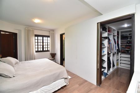 Casa à venda com 330m², 5 quartos e 5 vagasSuíte