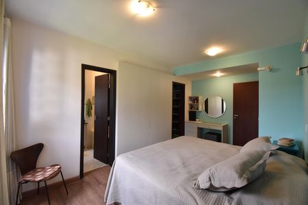 Casa à venda com 330m², 5 quartos e 5 vagasSuíte