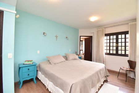 Casa à venda com 330m², 5 quartos e 5 vagasSuíte