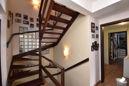 Casa à venda com 330m², 5 quartos e 5 vagasCorredor/Escadas