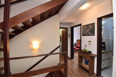 Casa à venda com 330m², 5 quartos e 5 vagasCorredor/Escadas