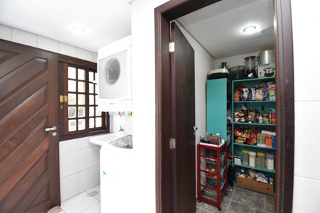Casa à venda com 330m², 5 quartos e 5 vagasDespensa
