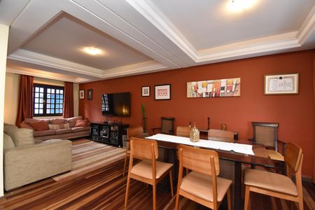 Casa à venda com 330m², 5 quartos e 5 vagasSala