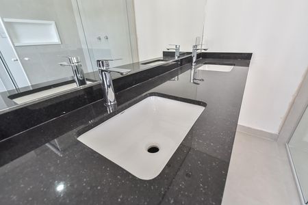 Apartamento à venda com 176m², 3 quartos e 1 vaga Apartamento à venda com 176m², 3 quartos e 1 vagaBanheiro da suíte