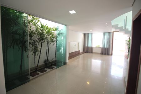 Casa para alugar com 172m², 3 quartos e 4 vagasSala