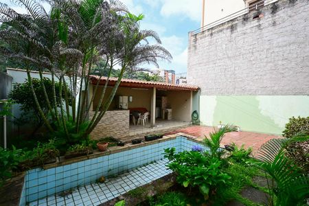 Casa para alugar com 100m², 2 quartos e 1 vagaQuintal