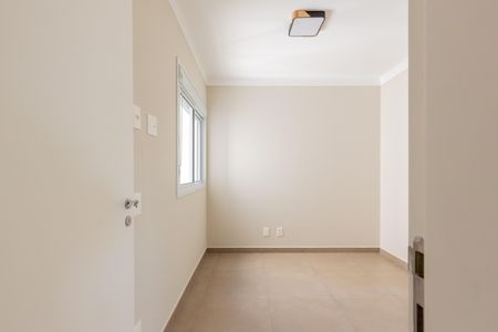 Parede branca com janela e iluminação adequada, com piso de cerâmica e iluminação adequada. de apartamento à venda com 3 quartos, 88m² em Jardim Caboré, São Paulo