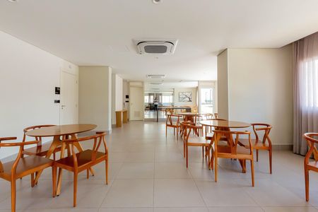 Sala de estar com móveis de madeira e piso de porcelanato, iluminada por luz natural e artificial. de apartamento à venda com 3 quartos, 88m² em Jardim Caboré, São Paulo