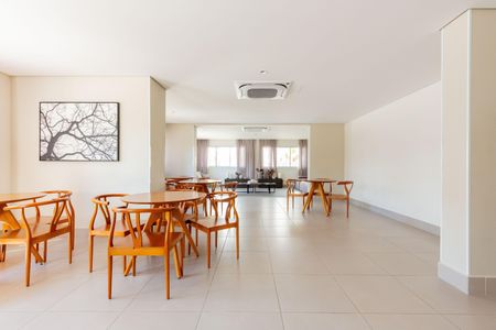 Sala de estar com móveis de madeira e quadro de arte na parede. de apartamento à venda com 3 quartos, 88m² em Jardim Caboré, São Paulo