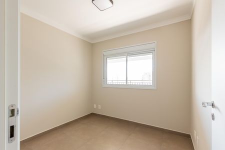 Quarto com janela e piso de porcelanato, iluminado por lâmpada de teto. de apartamento à venda com 3 quartos, 88m² em Jardim Caboré, São Paulo