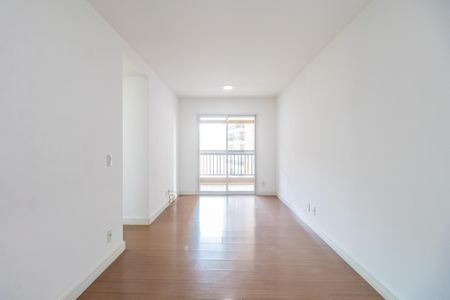 Sala de apartamento para alugar com 2 quartos, 75m² em Jardim Tupanci, Barueri