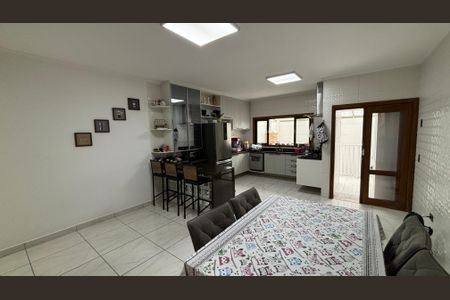 Casa à venda com 247m², 3 quartos e 7 vagasCozinha