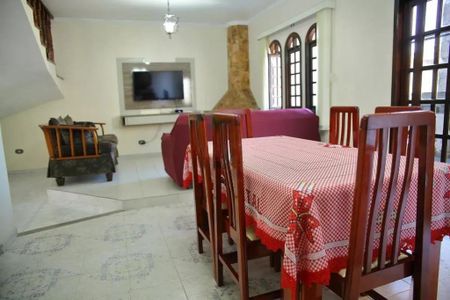 Casa à venda com 180m², 4 quartos e 4 vagas