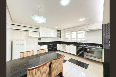 Casa de condomínio para alugar com 223m², 3 quartos e 2 vagasQuarto