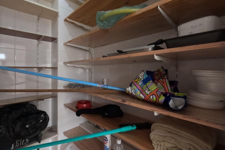 Apartamento para alugar com 201m², 3 quartos e 1 vagaBanheiro de Serviço (Depósito) - 1º Piso