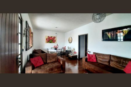 Casa à venda com 5 quartos, 201m² em Sagrada Família, Belo Horizonte