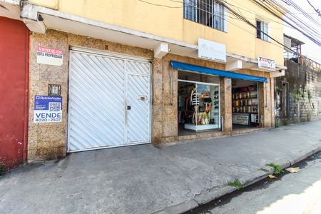 Casa à venda com 240m², 6 quartos e 2 vagasFachada + Placa