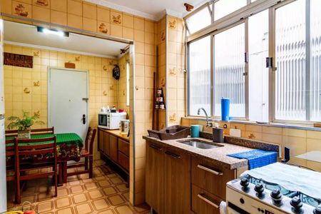 Apartamento à venda com 84m², 3 quartos e 2 vagasCozinha com móveis de madeira, piso de azulejos e janela grande, com iluminação natural e boa qualidade.