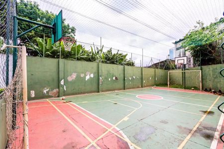 Apartamento à venda com 84m², 3 quartos e 2 vagasQuadra de futsal com corte de grama e rede de basquete, cercada por muro de concreto.