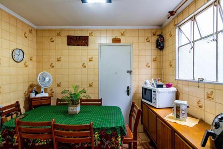 Apartamento à venda com 84m², 3 quartos e 2 vagasSala de jantar com mesa de madeira e cadeiras, com um ar condicionado e uma planta no centro da mesa.
